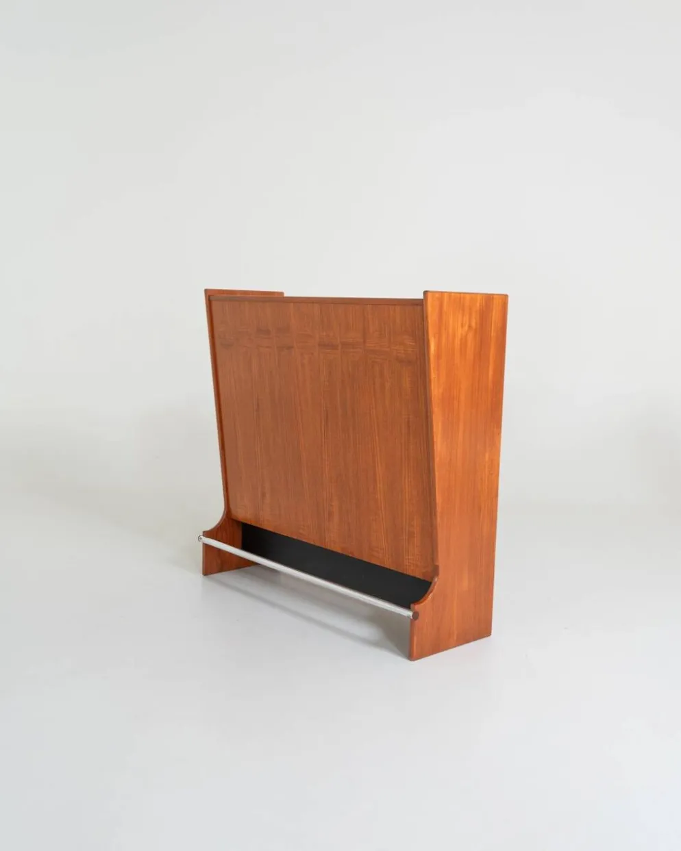 Cabinet de bar en teck “SK661” par Johannes Andersen pour J. Skaaning & Søn, années 1960.