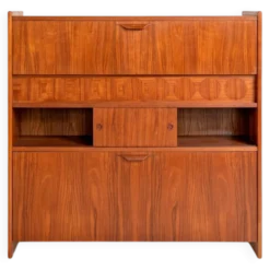 Cabinet de bar en teck “SK661” par Johannes Andersen pour J. Skaaning & Søn, années 1960.
