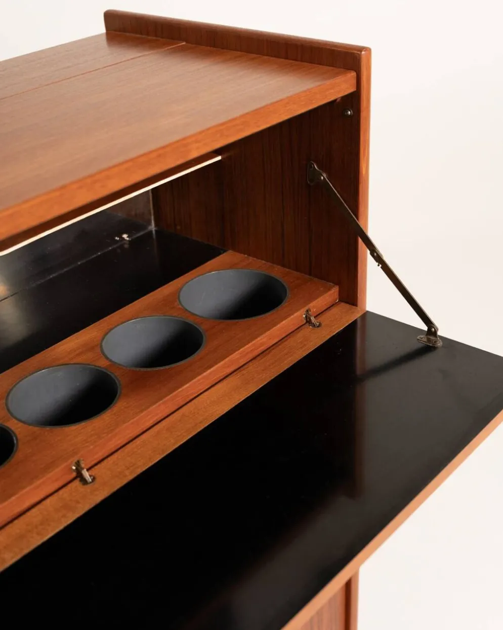 Cabinet de bar en teck “SK661” par Johannes Andersen pour J. Skaaning & Søn, années 1960.