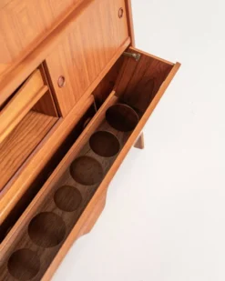 Cabinet de bar en teck “SK661” par Johannes Andersen pour J. Skaaning & Søn, années 1960.