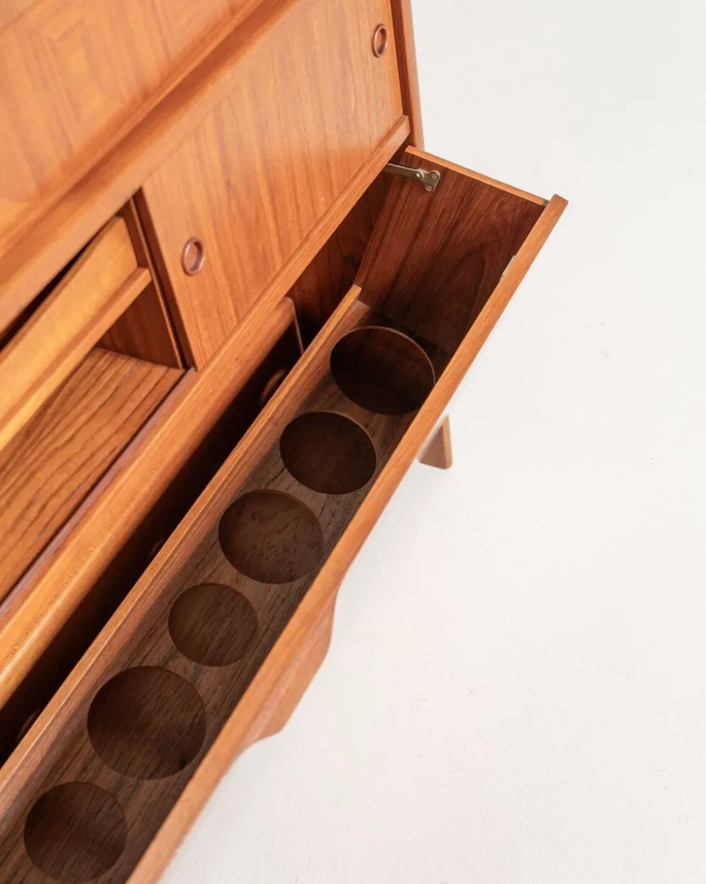 Cabinet de bar en teck “SK661” par Johannes Andersen pour J. Skaaning & Søn, années 1960.