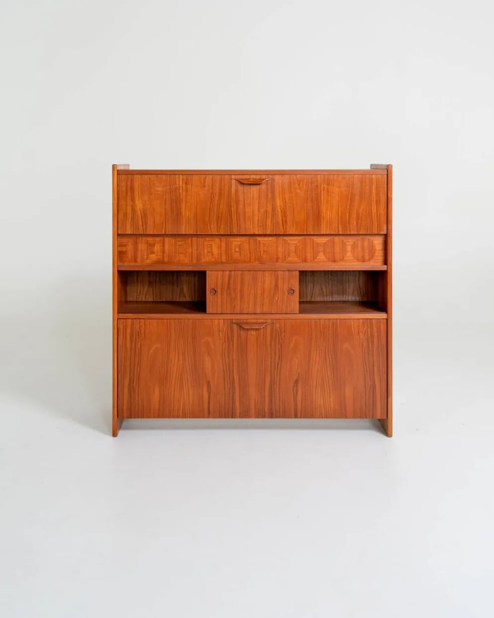 Cabinet de bar en teck “SK661” par Johannes Andersen pour J. Skaaning & Søn, années 1960.