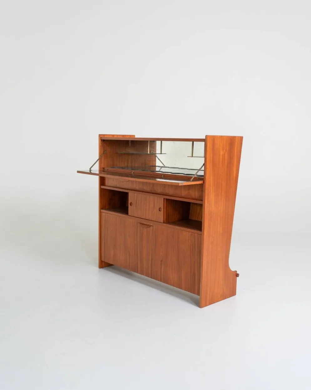 Cabinet de bar en teck “SK661” par Johannes Andersen pour J. Skaaning & Søn, années 1960.