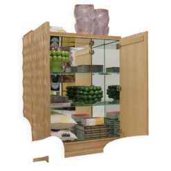 Cabinet de bar italien en bois de chêne massif sculpté à la main et miroir en verre de style brutaliste