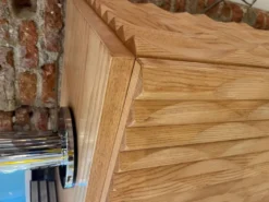 Cabinet de bar italien en bois de chêne massif sculpté à la main et miroir en verre de style brutaliste