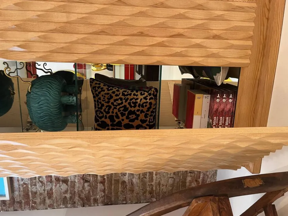 Cabinet de bar italien en bois de chêne massif sculpté à la main et miroir en verre de style brutaliste