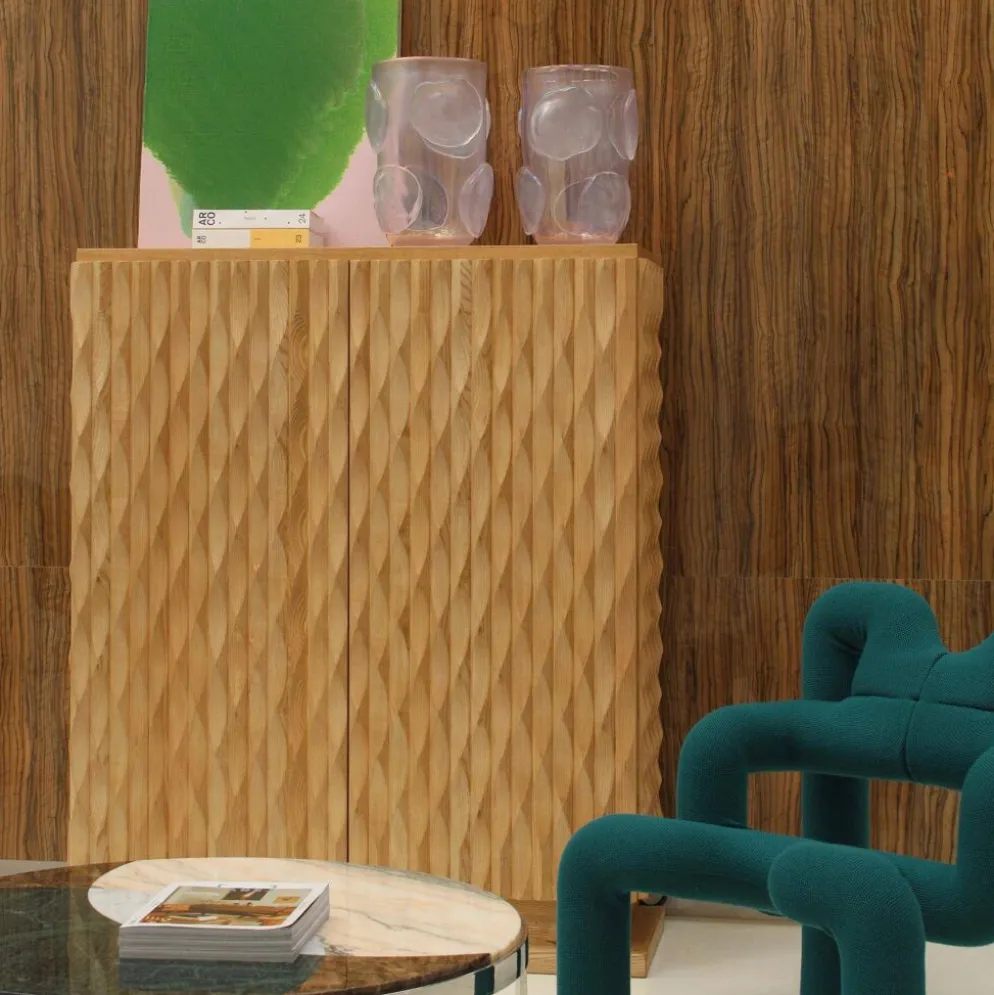 Cabinet de bar italien en bois de chêne massif sculpté à la main et miroir en verre de style brutaliste