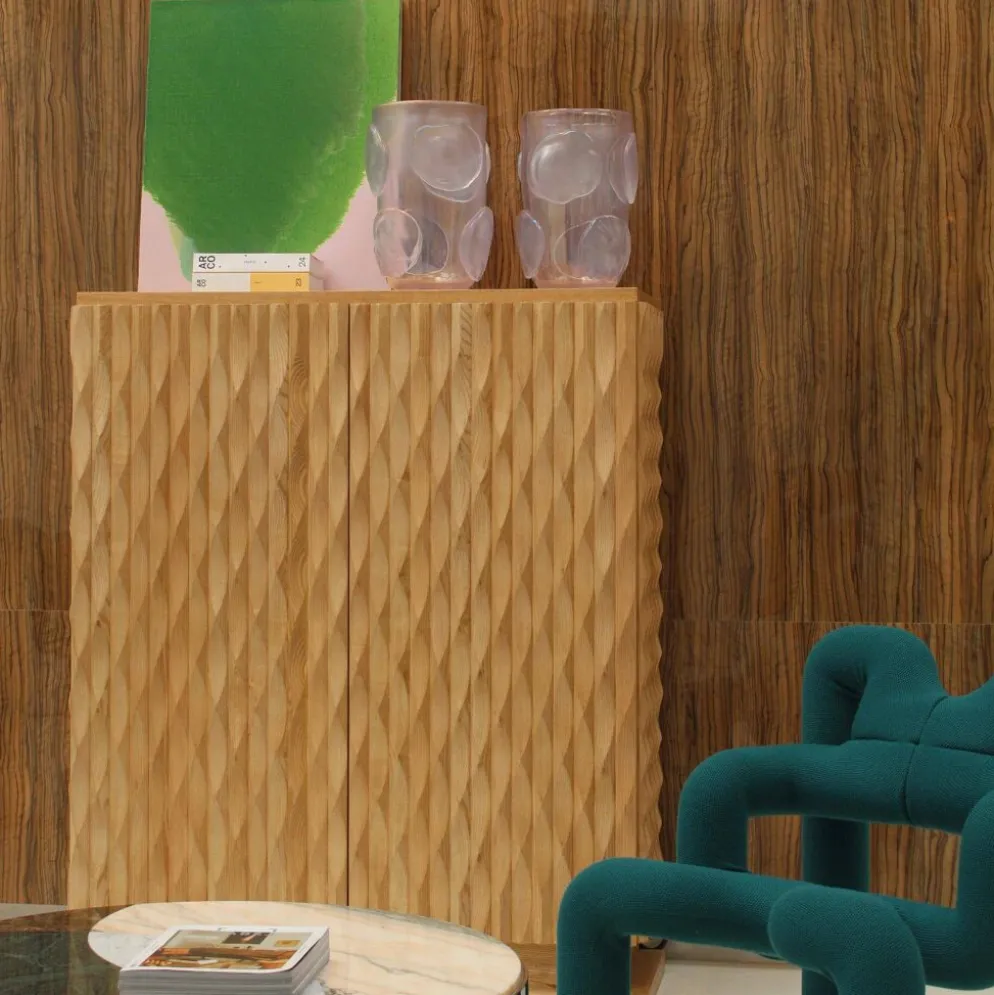 Cabinet de bar italien en bois de chêne massif sculpté à la main et miroir en verre de style brutaliste
