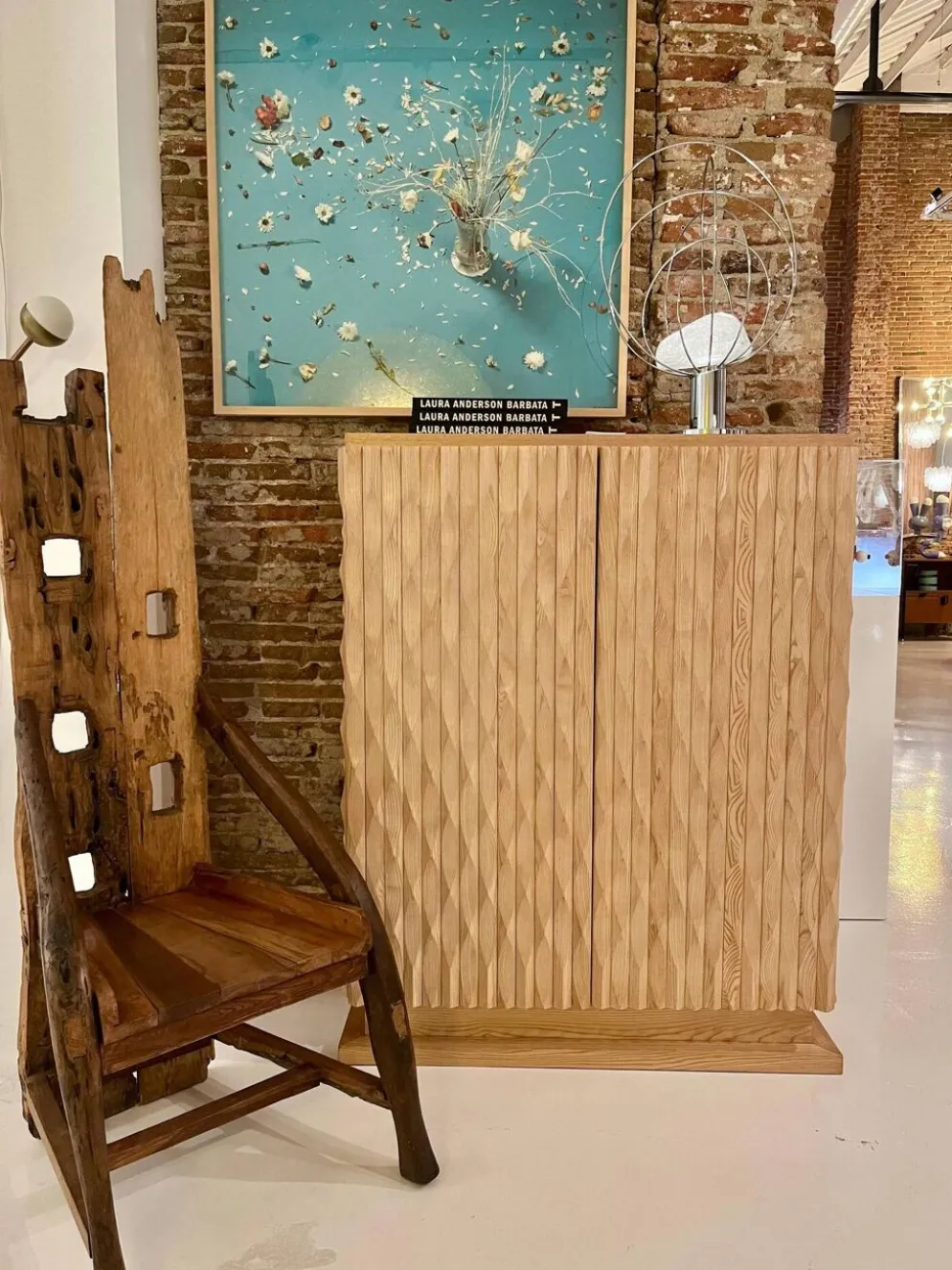 Cabinet de bar italien en bois de chêne massif sculpté à la main et miroir en verre de style brutaliste