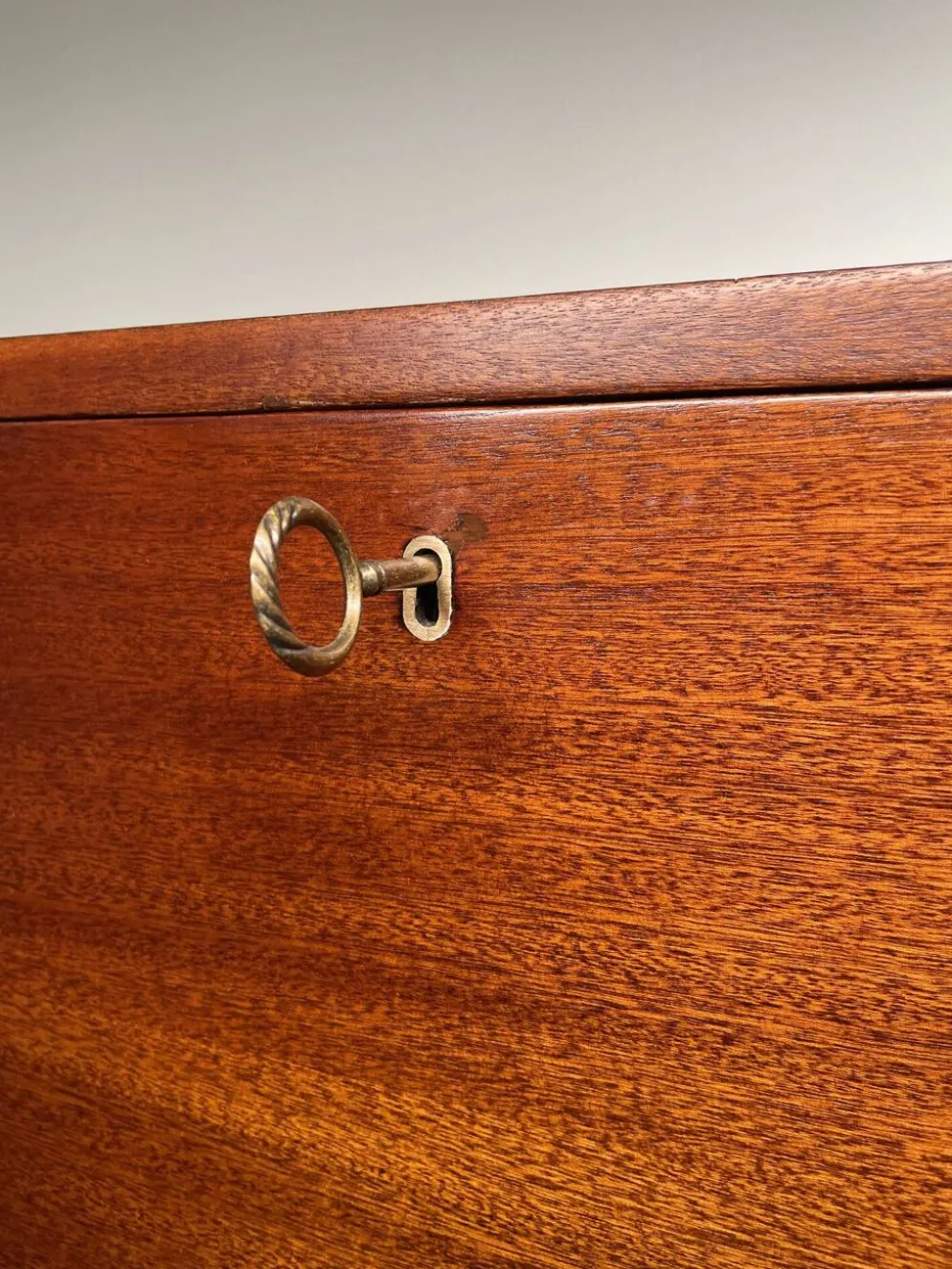 Cabinet de bar vintage des années 50 / Buffet modernisme d'Europe de l'Est