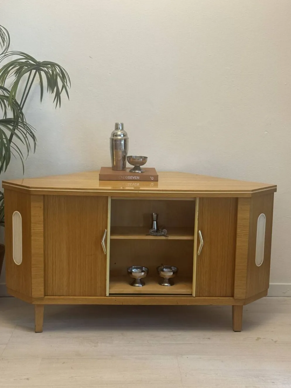 Cabinet de bar vintage « speakeasy »