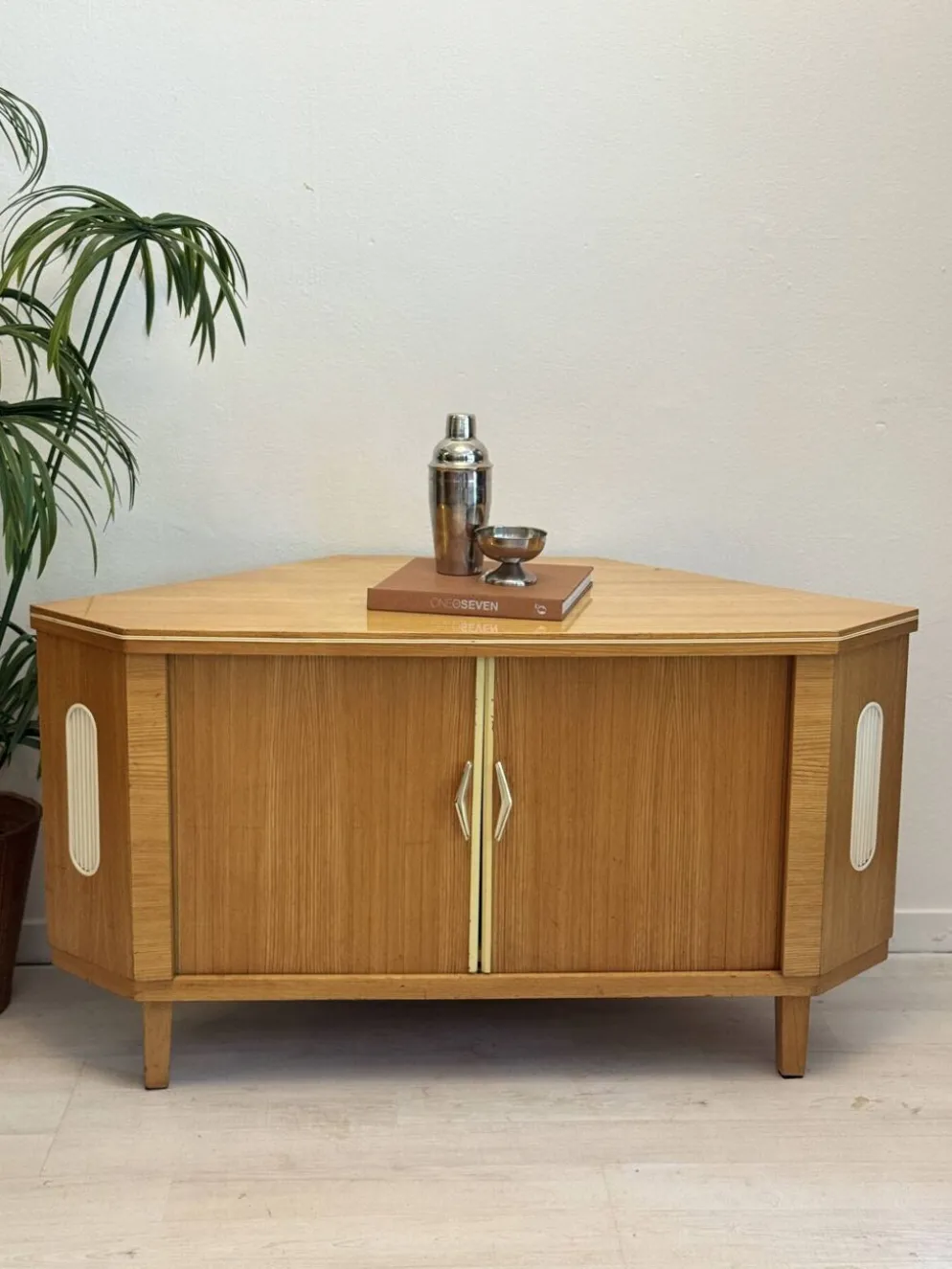 Cabinet de bar vintage « speakeasy »