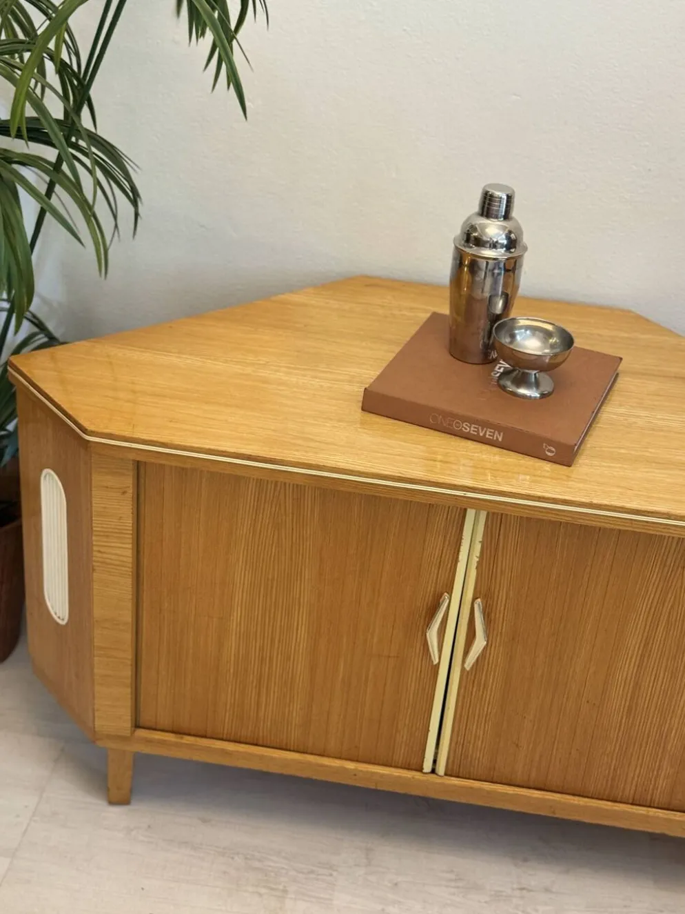 Cabinet de bar vintage « speakeasy »