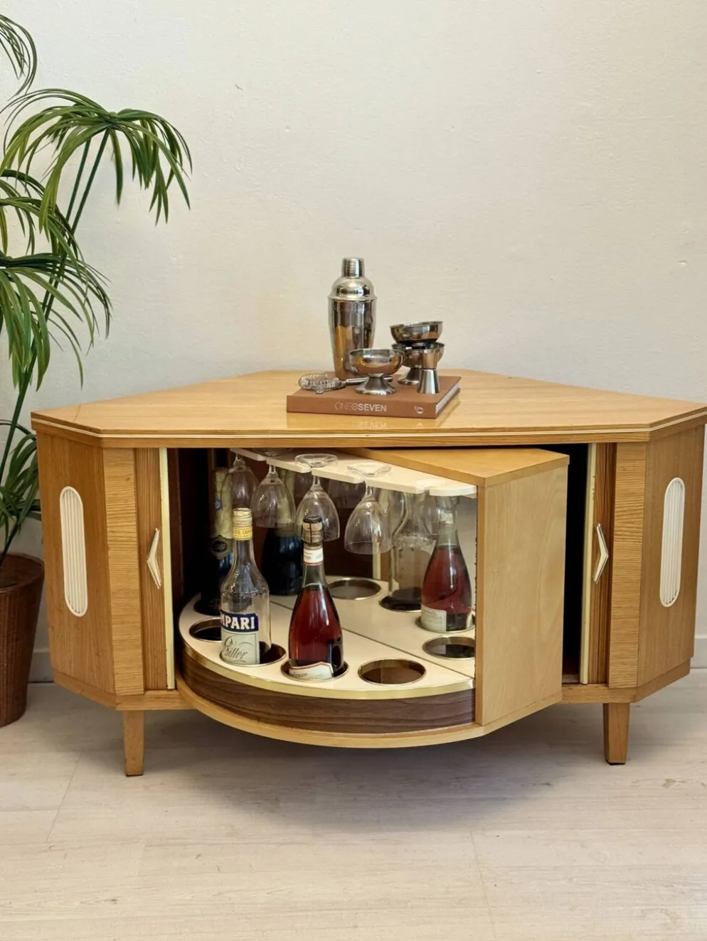 Cabinet de bar vintage « speakeasy »