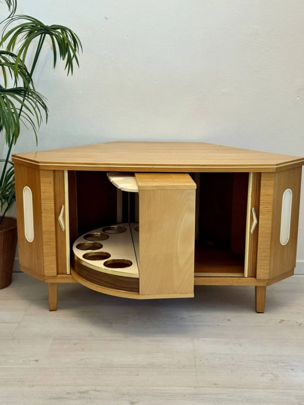 Cabinet de bar vintage « speakeasy »