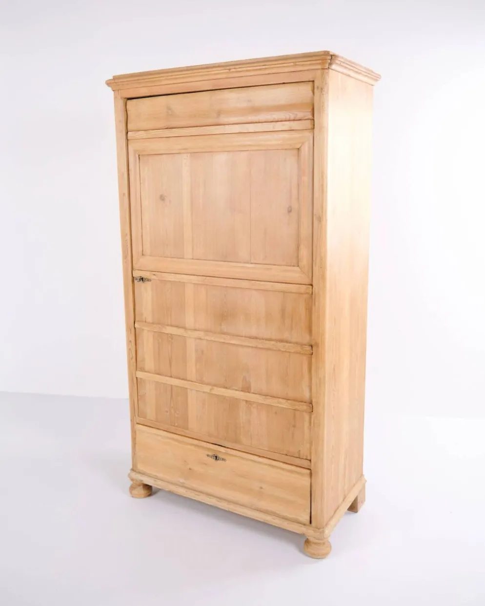 Cabinet de chambre – pieds ronds – bois de pin – porte avant et tiroir – début des années 1900
