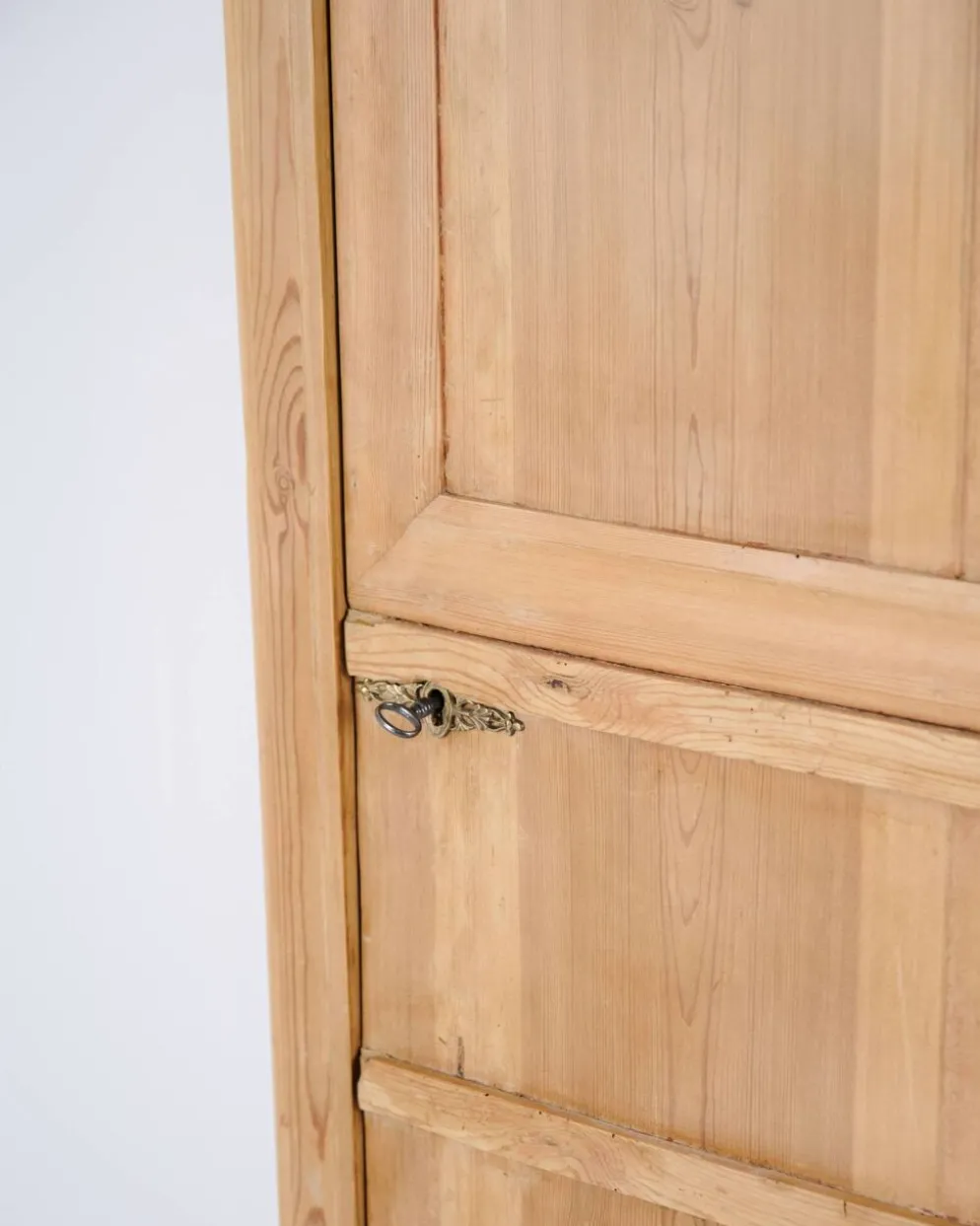 Cabinet de chambre – pieds ronds – bois de pin – porte avant et tiroir – début des années 1900