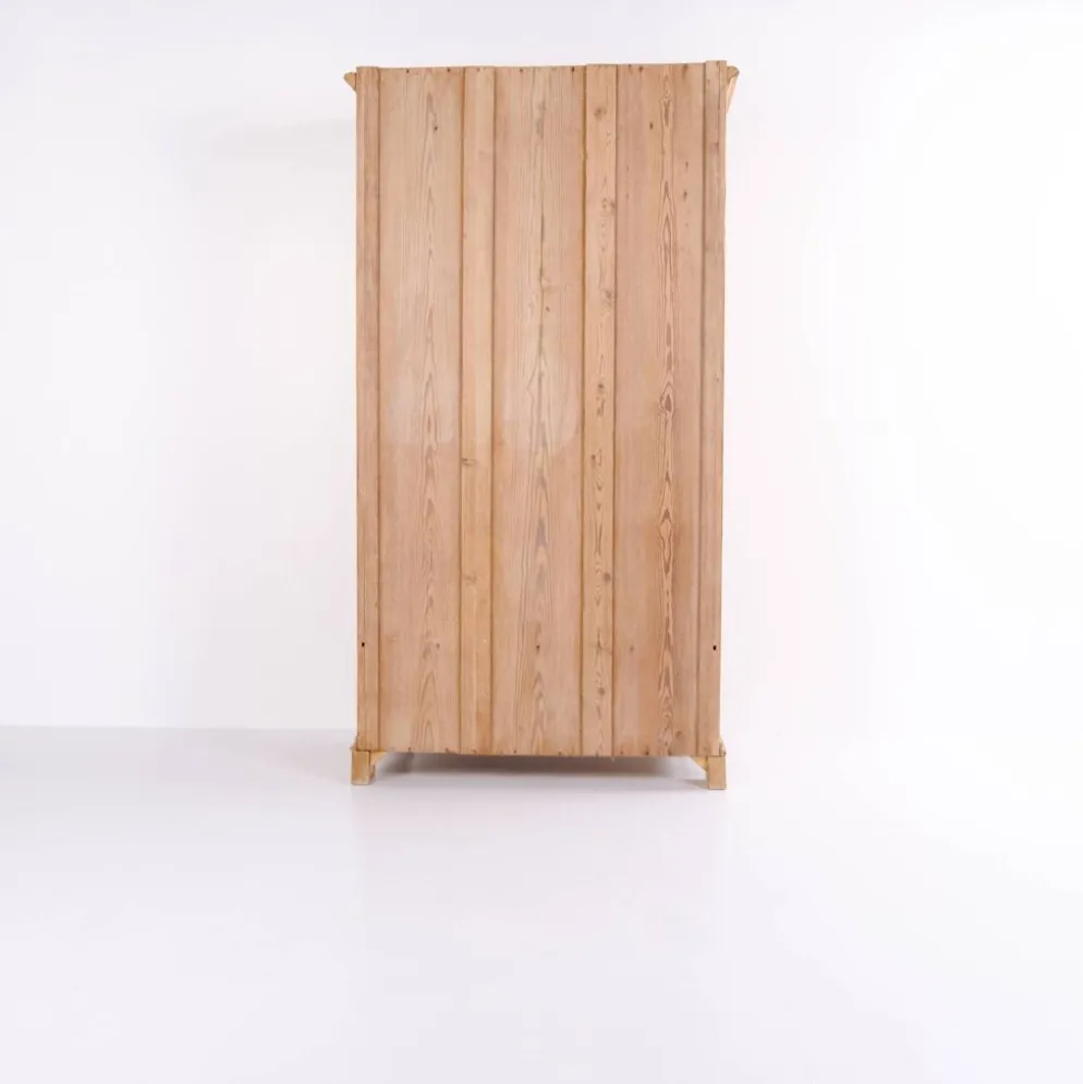 Cabinet de chambre – pieds ronds – bois de pin – porte avant et tiroir – début des années 1900