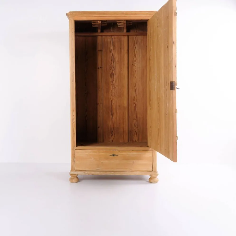 Cabinet de chambre – pieds ronds – bois de pin – porte avant et tiroir – début des années 1900
