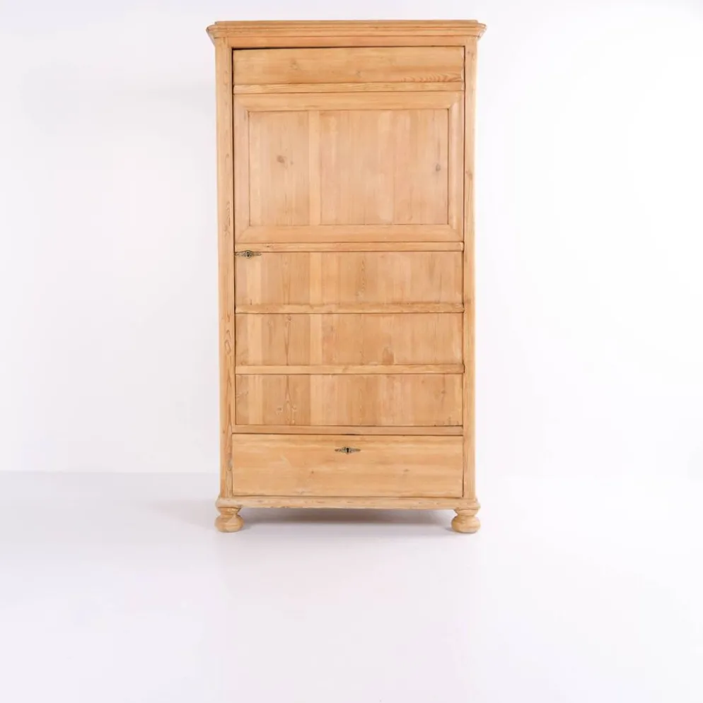 Cabinet de chambre – pieds ronds – bois de pin – porte avant et tiroir – début des années 1900