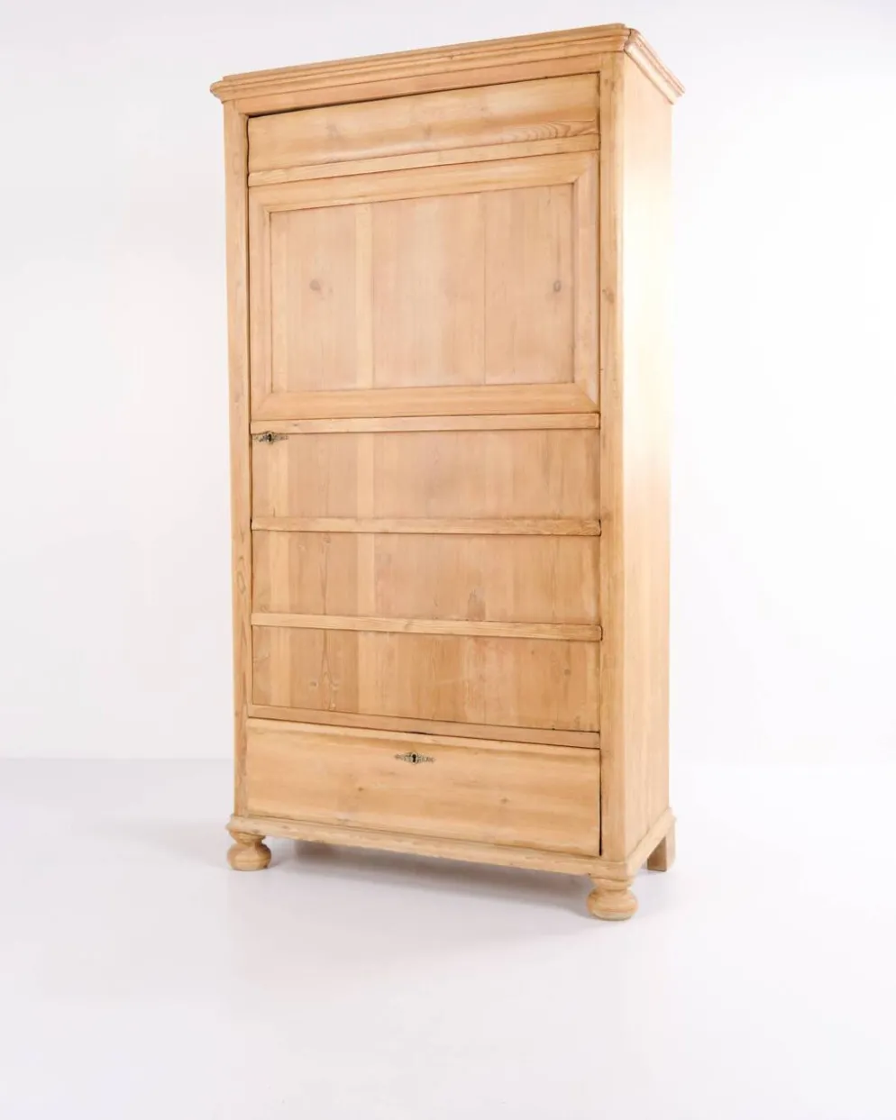 Cabinet de chambre – pieds ronds – bois de pin – porte avant et tiroir – début des années 1900