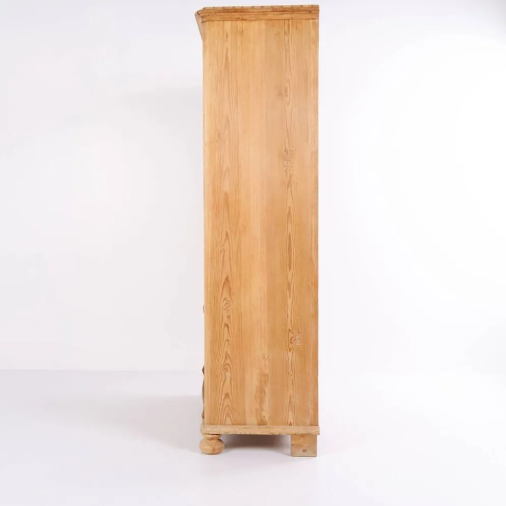Cabinet de chambre – pieds ronds – bois de pin – porte avant et tiroir – début des années 1900