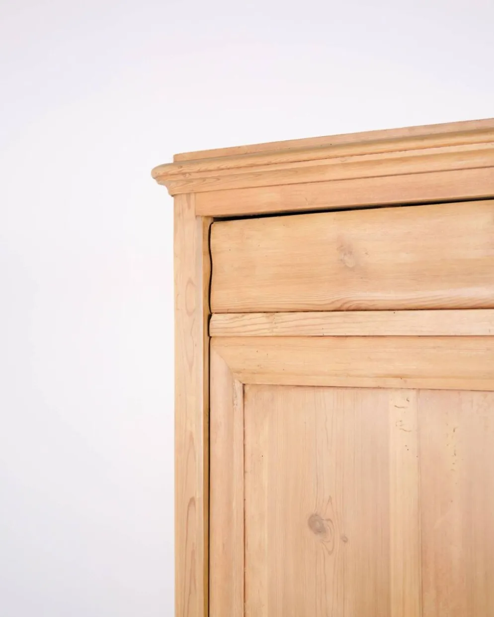 Cabinet de chambre – pieds ronds – bois de pin – porte avant et tiroir – début des années 1900