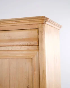 Cabinet de chambre – pieds ronds – bois de pin – porte avant et tiroir – début des années 1900