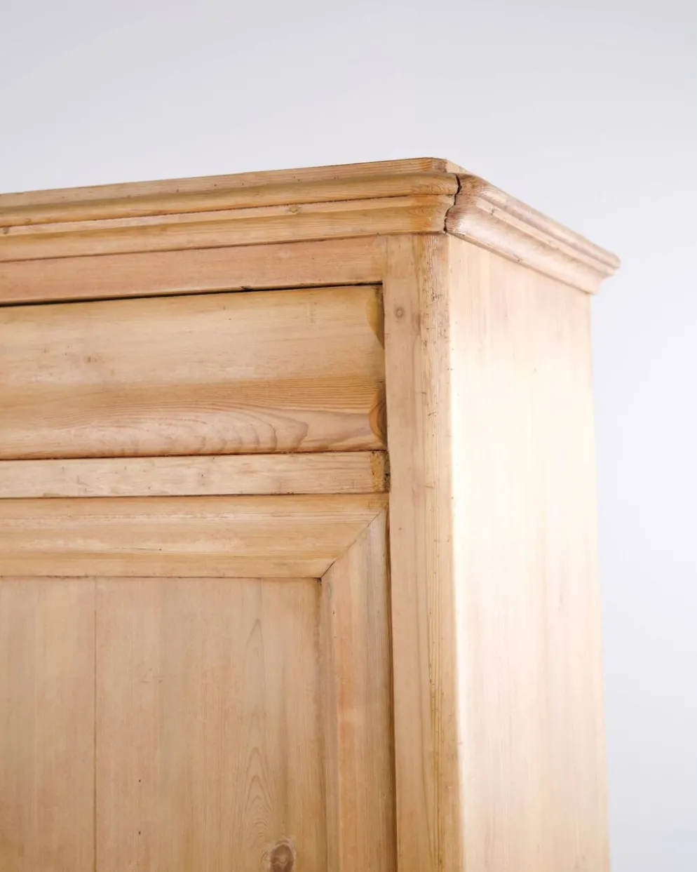 Cabinet de chambre – pieds ronds – bois de pin – porte avant et tiroir – début des années 1900
