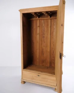 Cabinet de chambre – pieds ronds – bois de pin – porte avant et tiroir – début des années 1900