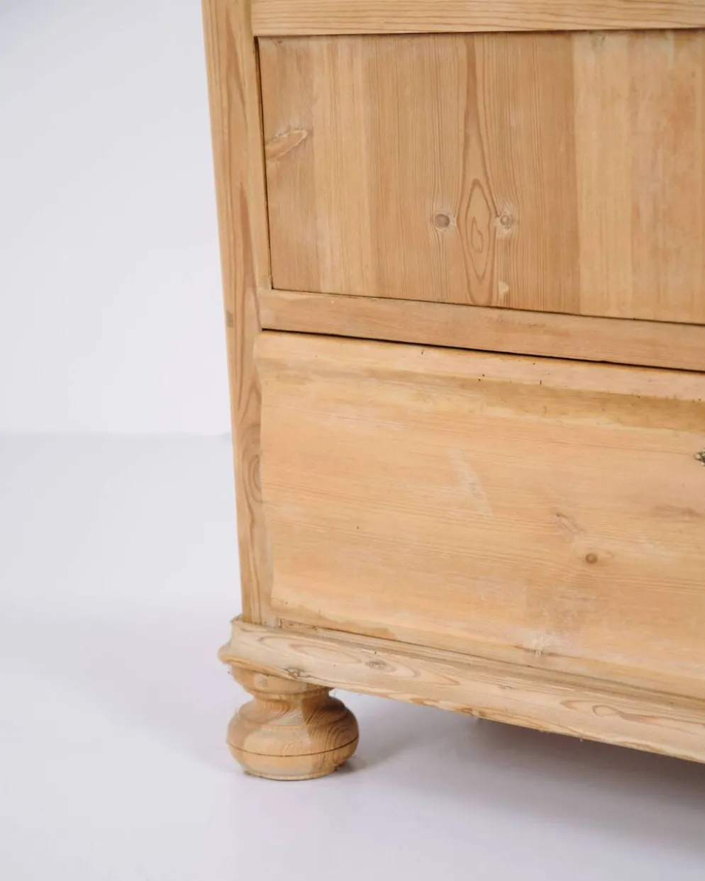 Cabinet de chambre – pieds ronds – bois de pin – porte avant et tiroir – début des années 1900