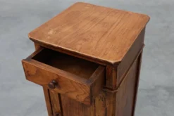 Cabinet de chevet en noyer Art Déco, Belgique, années 1920