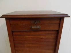 Cabinet de classement ancien avec rideau roulant