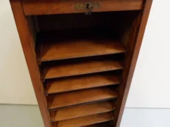 Cabinet de classement ancien avec rideau roulant