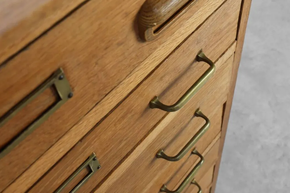 Cabinet de classement en chêne industriel avec poignées en laiton, Royaume-Uni, années 1920