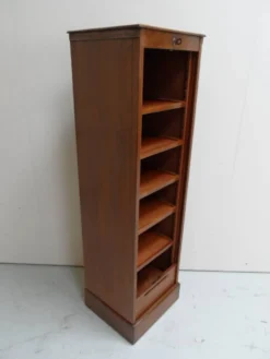 Cabinet de classement vintage avec rideau roulant