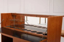 Cabinet de cocktail SK661 et tabourets de bar par Johannes Andersen pour Skaaning & Son années 1960
