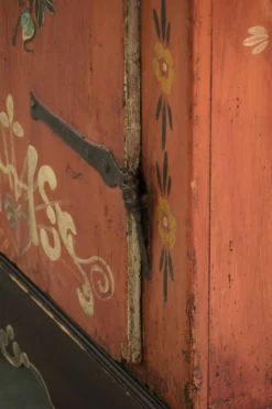 Cabinet de mariée autrichien ancien peint à la main avec une belle patine