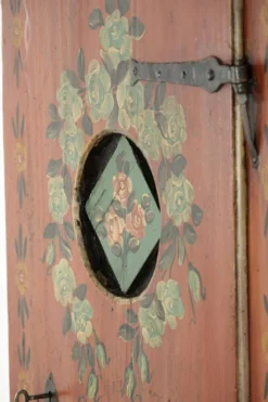 Cabinet de mariée autrichien ancien peint à la main avec une belle patine