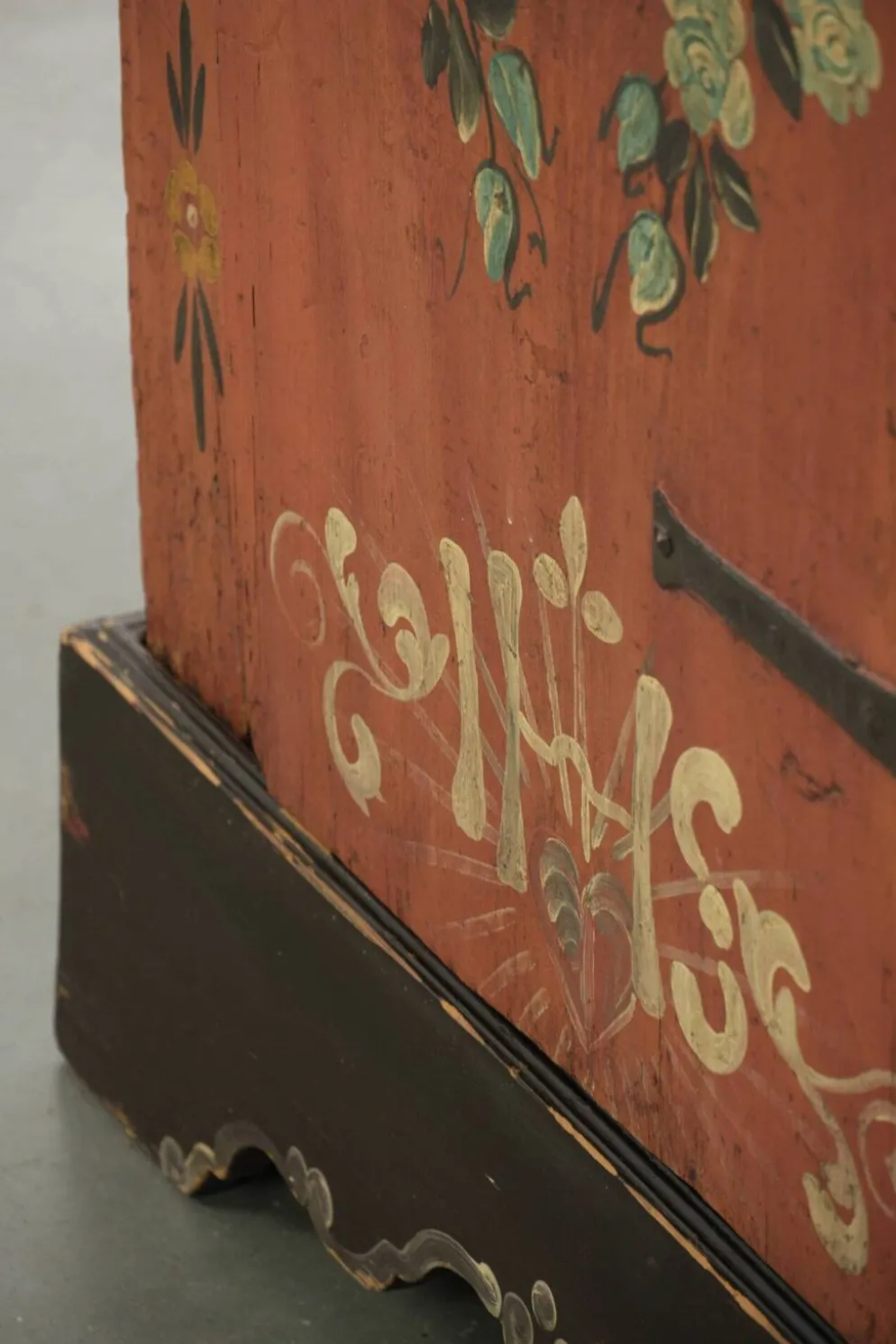 Cabinet de mariée autrichien ancien peint à la main avec une belle patine