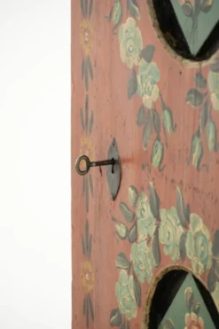 Cabinet de mariée autrichien ancien peint à la main avec une belle patine