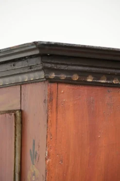 Cabinet de mariée autrichien ancien peint à la main avec une belle patine