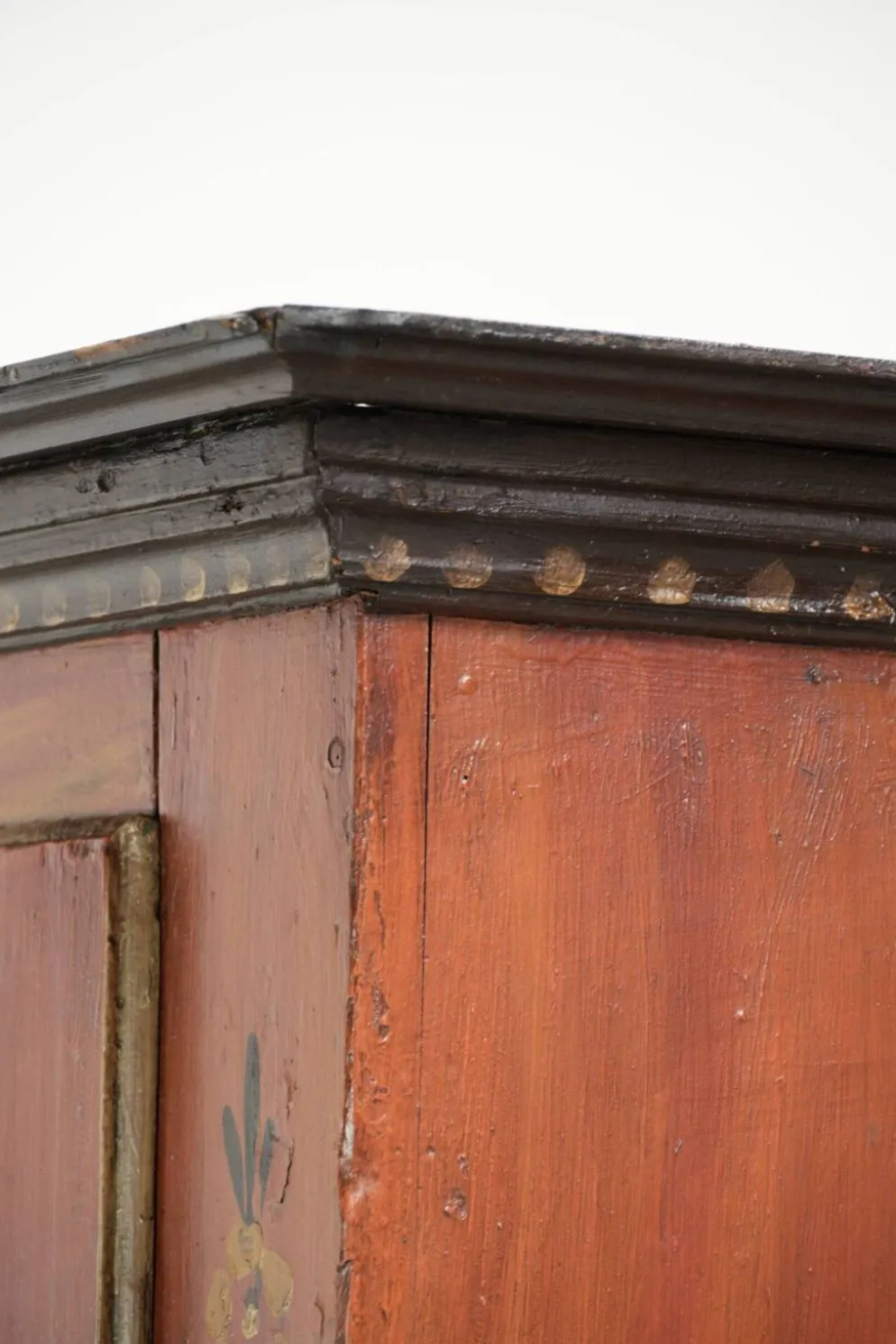 Cabinet de mariée autrichien ancien peint à la main avec une belle patine