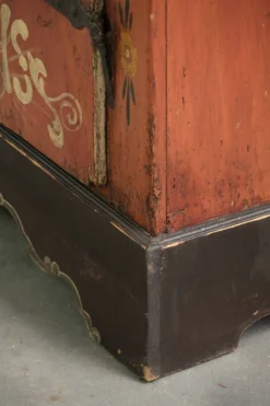 Cabinet de mariée autrichien ancien peint à la main avec une belle patine
