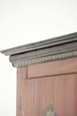 Cabinet de mariée autrichien ancien peint à la main avec une belle patine