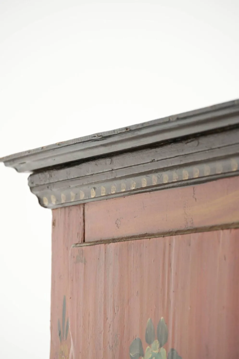 Cabinet de mariée autrichien ancien peint à la main avec une belle patine