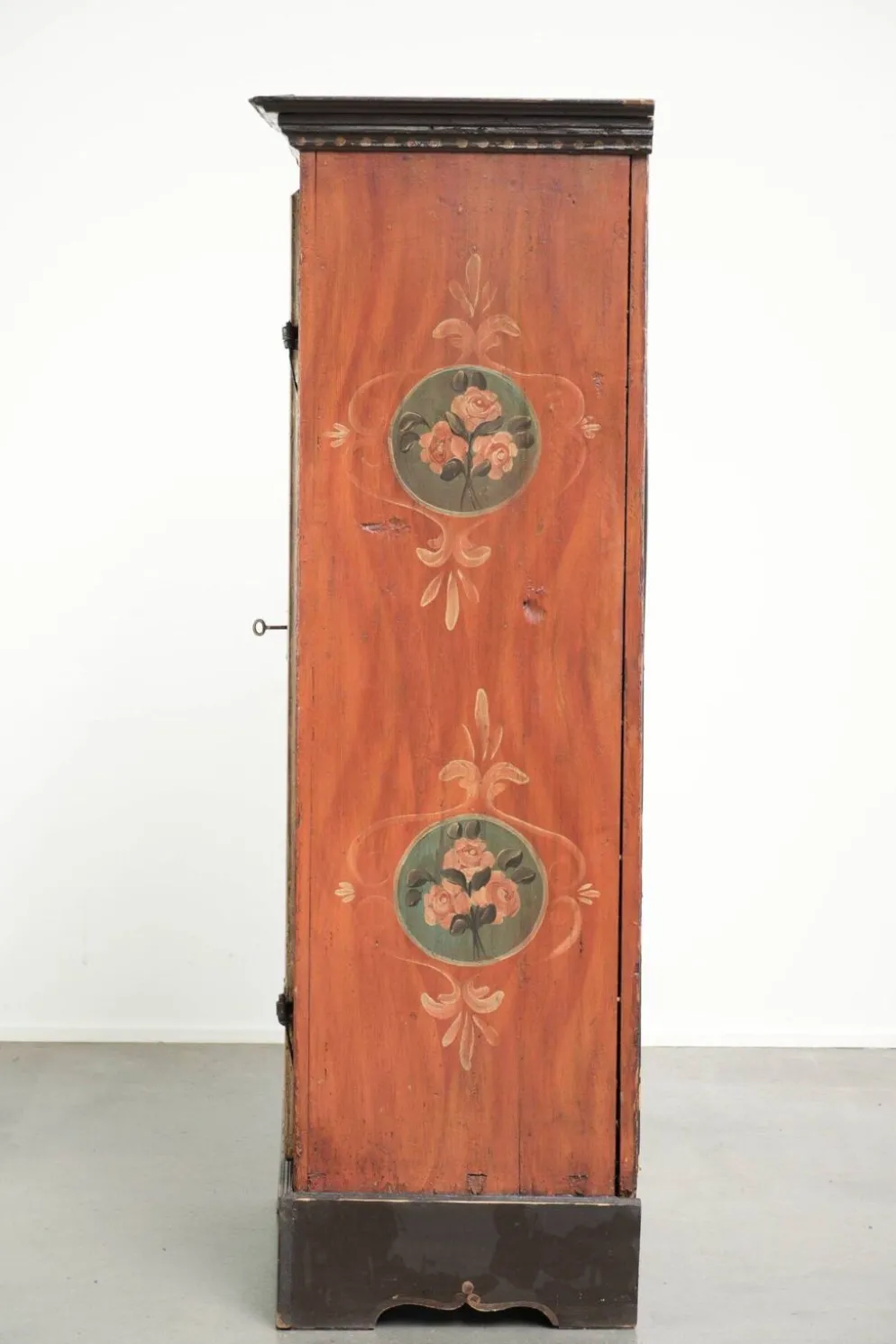 Cabinet de mariée autrichien ancien peint à la main avec une belle patine