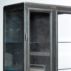 Cabinet de médecine en fer poli, années 1910