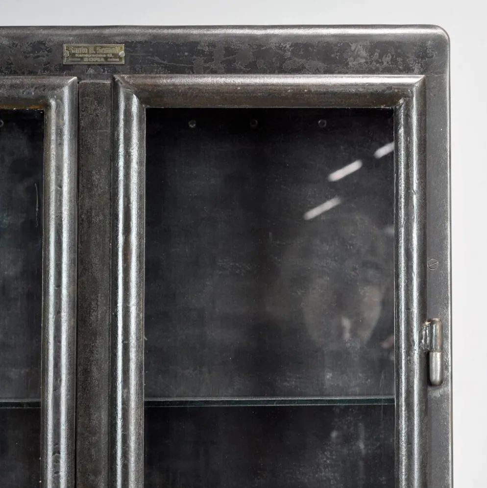 Cabinet de médecine en fer poli, années 1910
