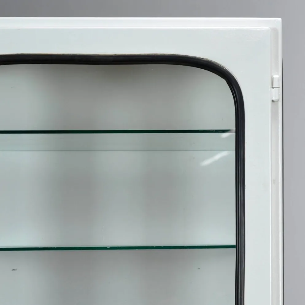 Cabinet de médecine vintage, années 1970